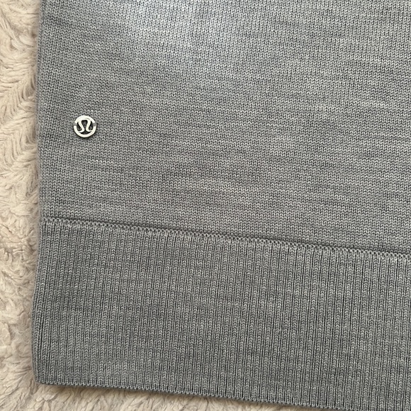 Lululemon City Trek Turtleneck Merino wool in Heathered Silver Drop, Size Small - Picture 4 of 16